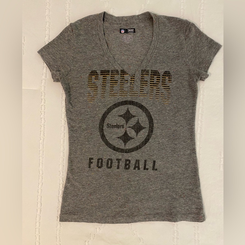 NFL Steelers women’s v-neck fitted shirt. Medium